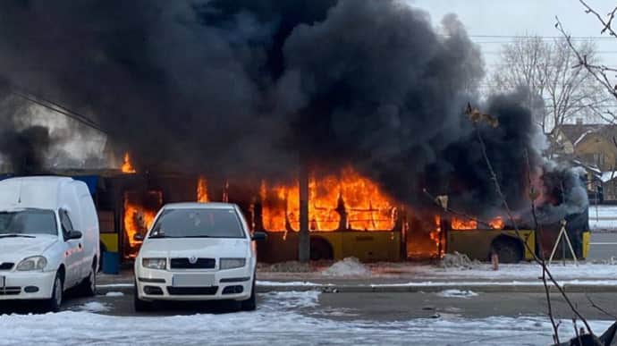 В Киеве загорелся троллейбус с пассажирами, вероятно, из-за поджога – КГГА