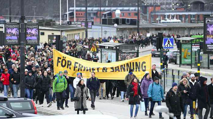 В Швеции разогнали первую крупную демонстрацию против коронавирусных ограничений