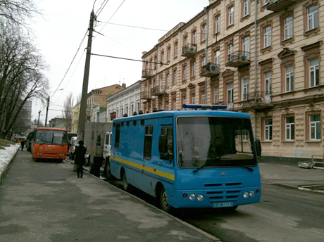 Автобуси з Беркутом біля парку Шевченка. Фото Оксани Коваленко, УП