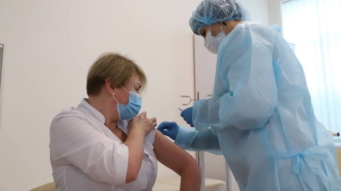 Появилось видео первых прививок от COVID в Киеве