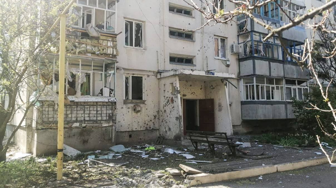 Russians shelled Huliaipole: 3 injured, 8 high-rise buildings damaged