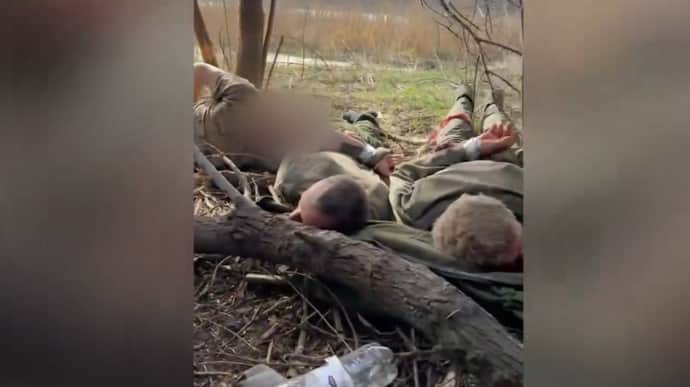 Ukrainian forces capture three Russian soldiers tasked with covering Russian assault group with smoke screen – video