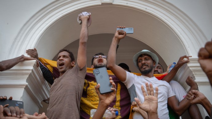 Демонстранты на Шри-Ланке захватили резиденцию премьера и государственную ТРК