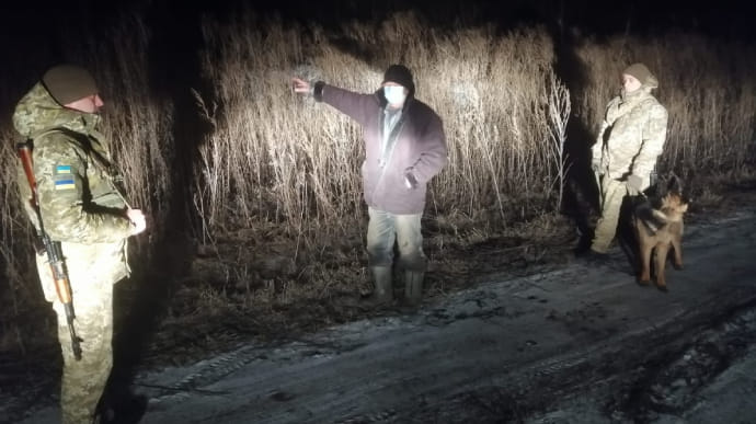 Украинец ползком пробирался на Луганщину из РФ, но не спрятался от умной камеры