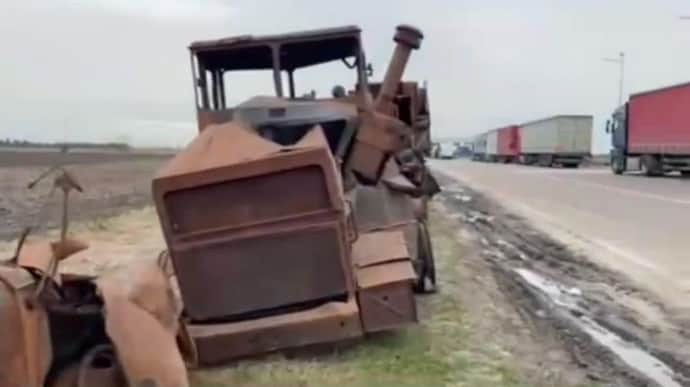 Ukrainian farmers bring equipment destroyed by Russian attacks to border with Poland – video
