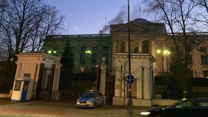 Над посольством РФ у Варшаві помітили дим – ЗМІ