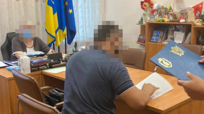 В Киеве на школьных стульях разворовали полмиллиона: в Печерской РГА обыски, объявлено подозрение