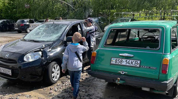 У Києві прорвало тепломережу: гейзер пошкодив багато машин 