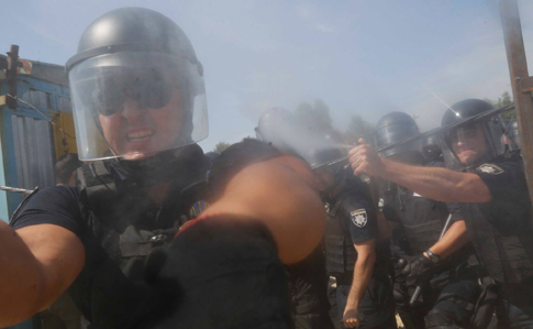 Столкновения на Осокорках: Полиция применила газ против журналиста АР 