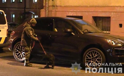 Прохожий задержал мужчину, который крепил подозрительный предмет на машину в Киеве