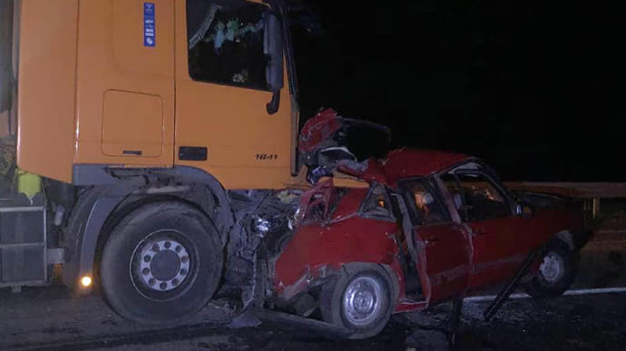 Вантажівка протаранила легковик на трасі Київ - Чоп: загинув бойовий медик