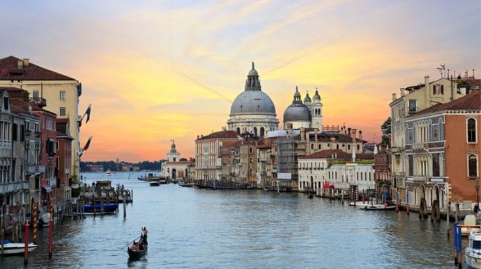 Венеция планирует взимать с туристов плату за посещение города