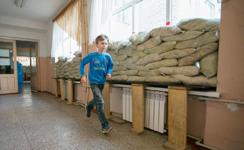 Из-за обстрелов на Донбассе детей из школы эвакуировали в бомбоубежище