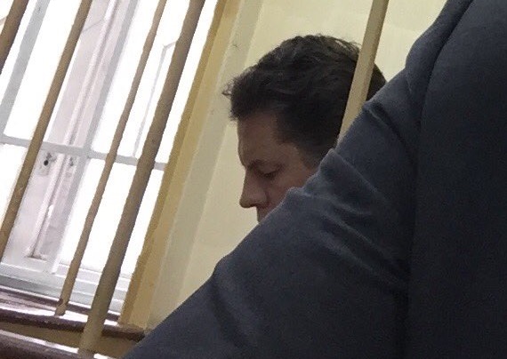 Сущенко в суде читает материалы дела 