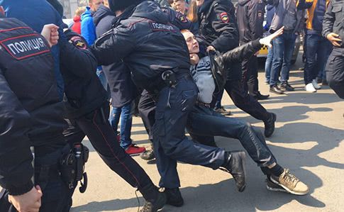У Росії на мітингах проти корупції почали затримувати людей