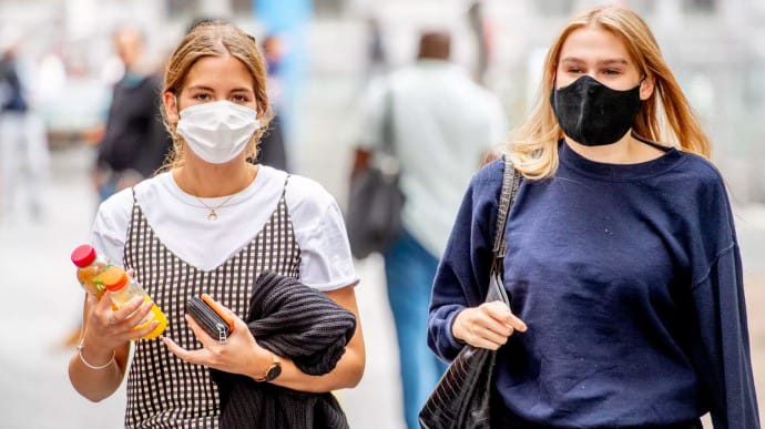 Нова хвиля коронавірусу більш небезпечна для молоді – французький міністр
