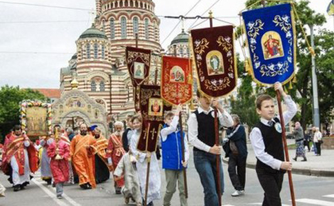 В Харькове крестный ход за мир: есть георгиевские ленты и Николай II