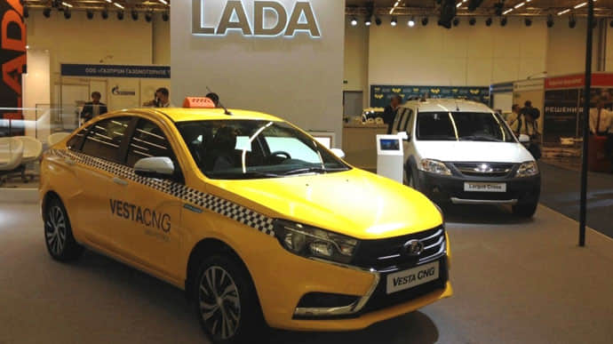 В России всех таксистов хотят пересадить на Lada, водители против