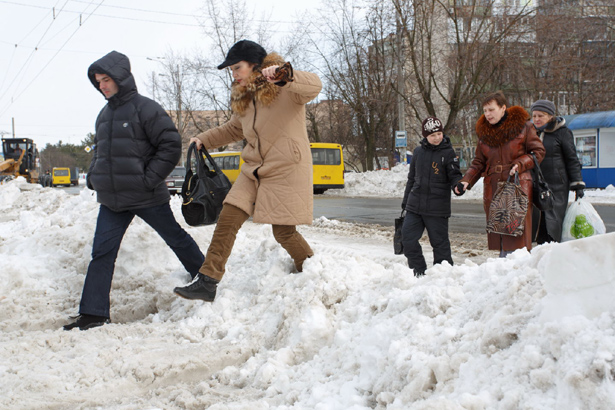 Киев, снегоуборочная техника загребает проходы