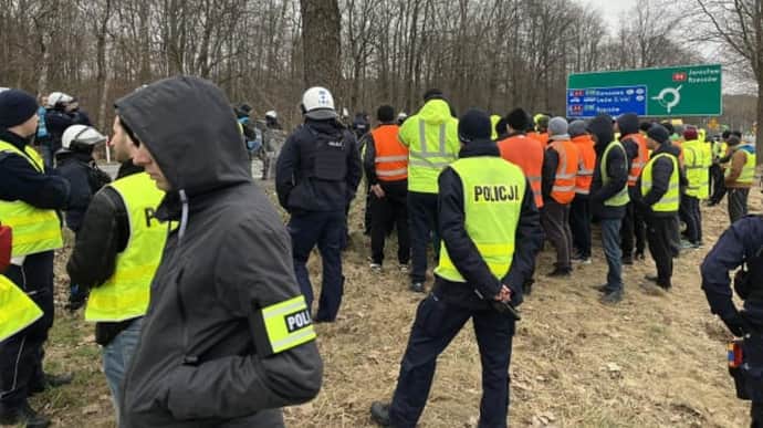 Argument resolved between Ukrainian drivers and Polish police near Korczowa checkpoint