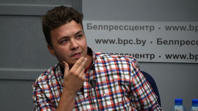 Мати Протасевича впевнена, що сина витягнули до журналістів силою 