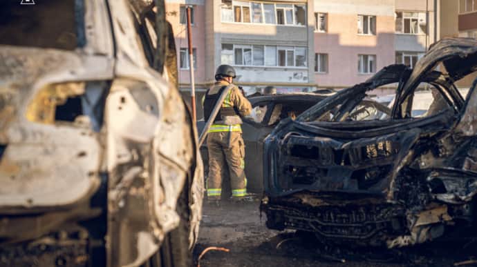 ГСЧС об авиаударе по Сумах: сгорело сразу 10 авто, припаркованных возле многоэтажки