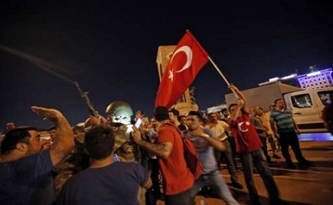Прем'єр Туреччини каже, що переворот зупинено. Звинуватив опозиційного проповідника