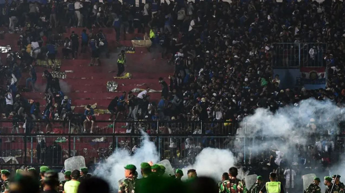 В давке на стадионе в Индонезии погибло 129 человек 