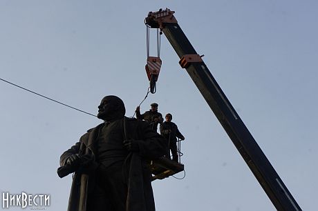В Николаеве повалили памятник Ленину