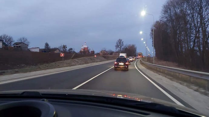 Traffic congestion in the Lviv region: people leave cars or spend the night under the open sky