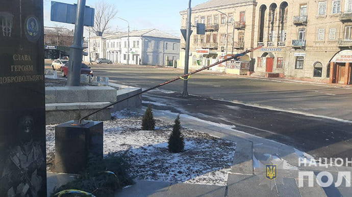 На Луганщине повредили памятник добровольцам, задержаны подростки