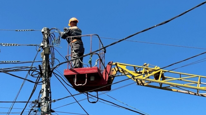 Team of power engineers come under fire in Donetsk Oblast, one technician injured