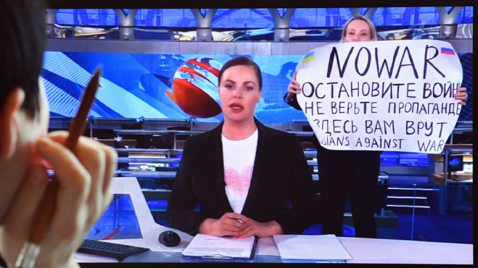 Суд оштрафував на 30 тисяч рублів Овсяннікову, яка вийшла з плакатом проти війни на росТБ