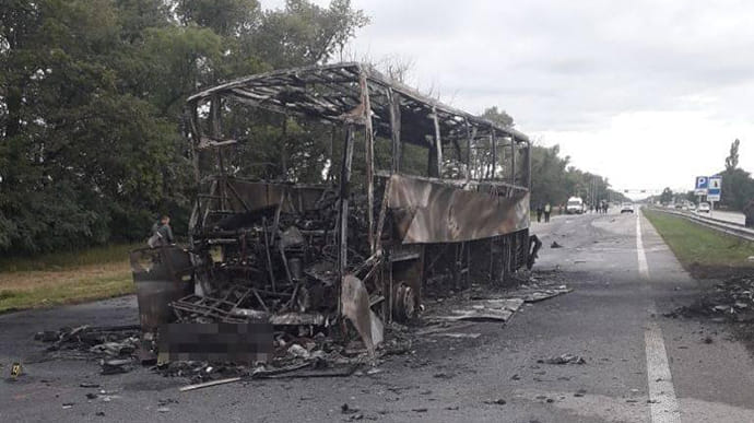 Автобус зіткнувся з автовозом на Житомирщині: є загиблий і постраждалі
