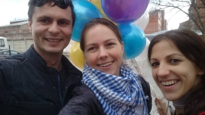Вера Савченко, Олег Мезенцев и Валентина Мудрык ждали разрешения встретиться с Надеждой Савченко с воздушными шариками 