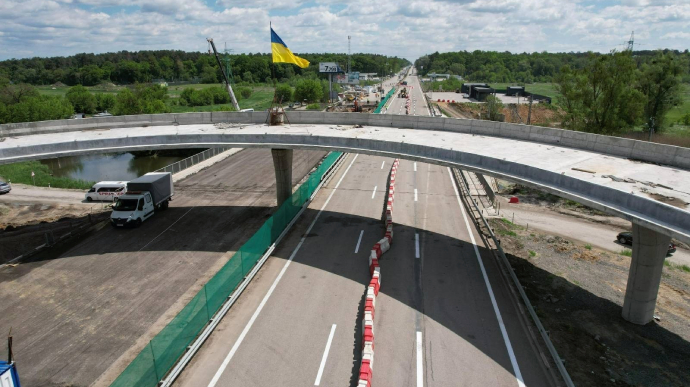 На Житомирській трасі з Києва частково відновили рух вантажівок