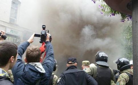 У Києві в поліцейських кинули шашку й яйця, а 2 затримали за стрічки