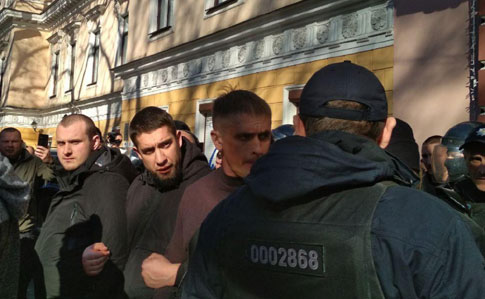Активісти взяли в осаду готель в Одесі, де засідають прихильники Медведчука – ЗМІ