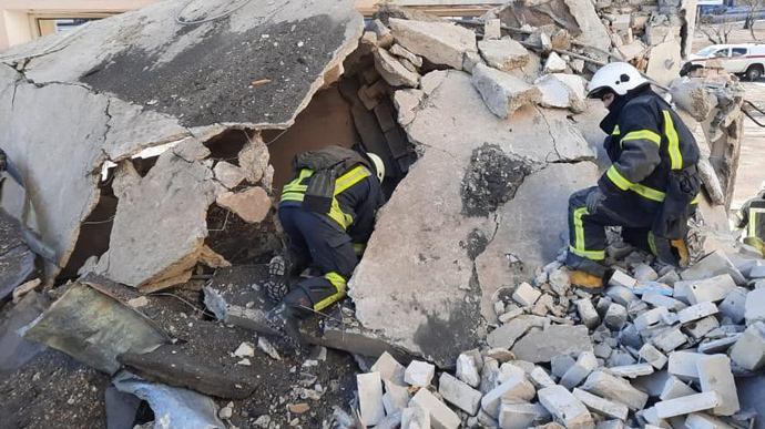 Росіяни знову скинули бомби на місце, де ховалися маріупольці: люди під завалами 