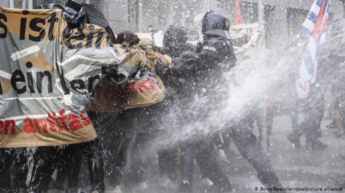 Во Франкфурте полиция разогнала водометом коронаскептиков и их оппонентов