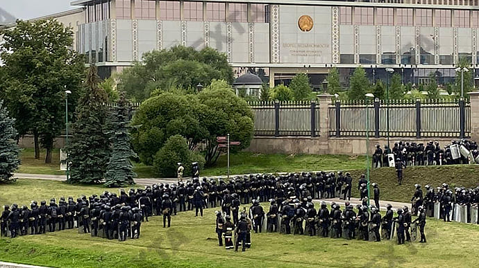 Протестующие подошли к Дворцу независимости, Лукашенко прилетел с автоматом
