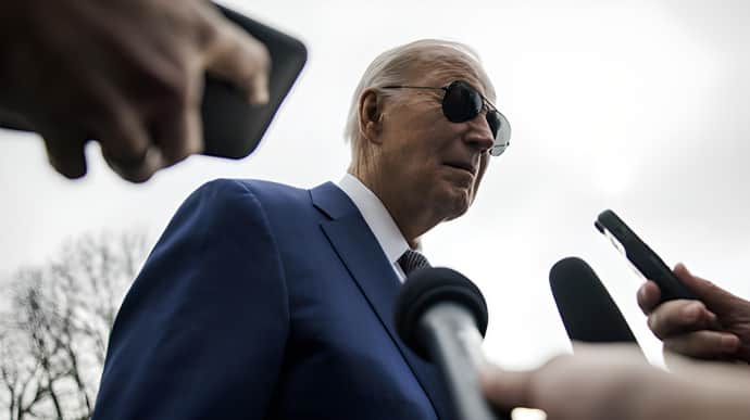 Biden says meeting with Congressional leaders went well and majority support aid for Ukraine