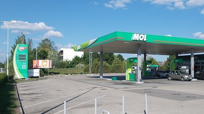Венгерская компания заплатила за транзит российской нефти через Украину