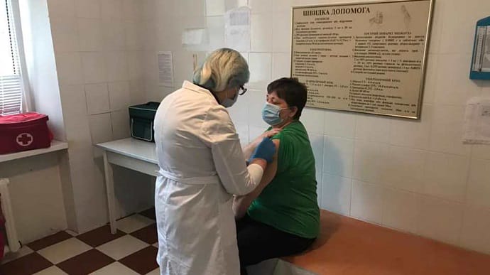 Київщина почала вакцинацію препаратом Pfizer: кого щеплюють першими