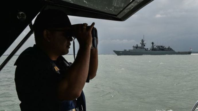 Двоє українських моряків захворіли на COVID і чекають допомоги під Малайзією