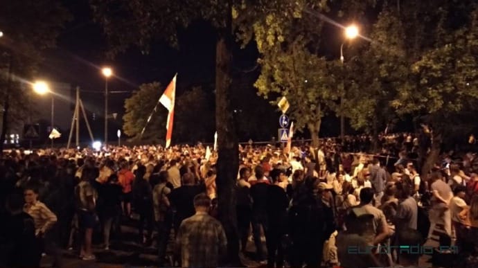 Тысячи людей требовали освобождения задержанных под СИЗО в Минске