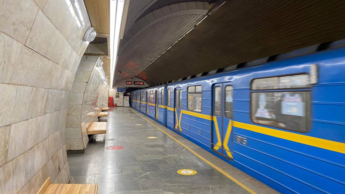 В Киеве увеличили интервал движения поездов метро, трамваи пока не работают - власти
