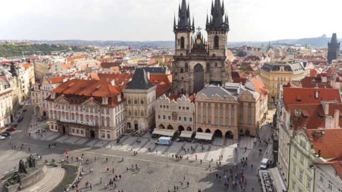 Чехія скасовує масковий режим надворі з кінця травня