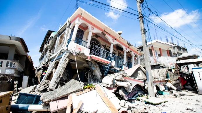 Землетрясение на Гаити: более 300 погибших, 1800 раненых