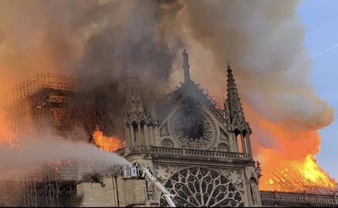 В горящем Соборе Парижской Богоматери обрушилась крыша